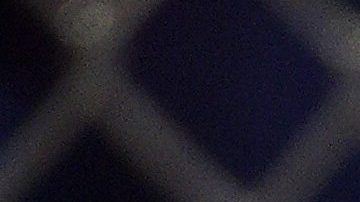 Karol G dejó ver parte de sus senos por usar un top muy pequeño.