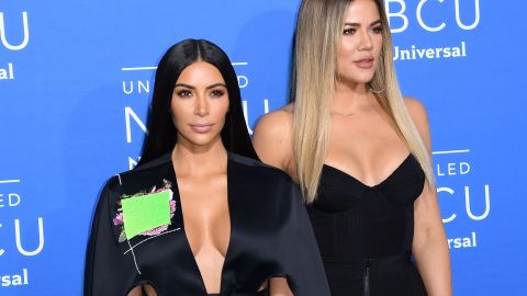 Kim Kardashian y Khloé Kardashian presumen sus cuerpos con aceite y bikinis para celebrar el cumpleaños de Khloé.