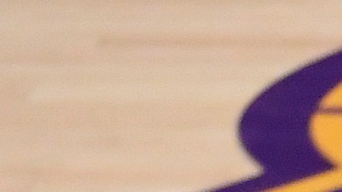 LeBron James muestra sus zapatillas en Space Jam