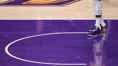 LeBron James muestra sus zapatillas en Space Jam