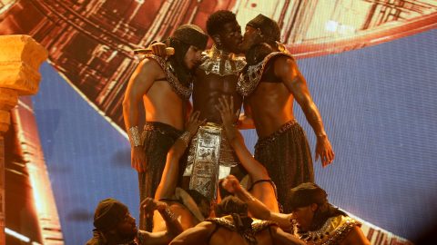 Lil Nas X besó un bailarín en el escenario y dice aún sentirse inseguro de su sexualidad.