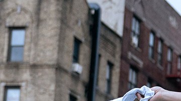 Lin-Manuel Miranda canta en una escena de In the Heights.