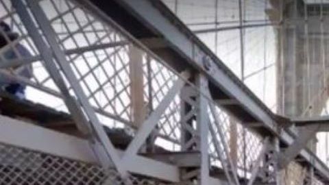 Los dos carriles para bicicletas, uno en cada sentido, estarán protegidos por una barrera.