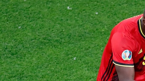 El goleador belga abrió la Eurocopa con doblete.