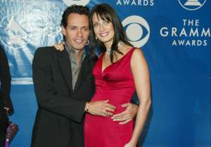 Marc Anthony y su ex Dayanara Torres aparecen abrazados y sonrientes