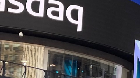 Al menos 50 oficiales extras del NYPD empezaron a ser desplegados en Times Square desde este lunes.