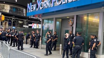 Al menos 50 oficiales extras del NYPD empezaron a ser desplegados en Times Square desde este lunes.