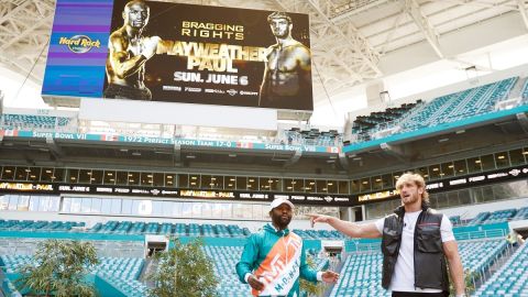 Mayweather y Paul en la presentación de la pelea.