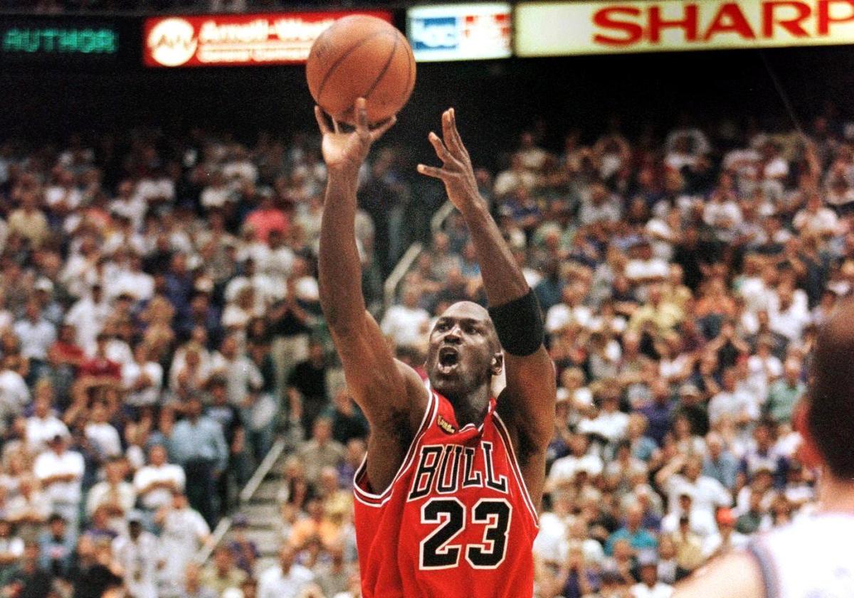 Varios Diez años Sin cabeza A 23 años de la hazaña del '23': la canasta de Michael Jordan para ganar el  sexto título de la NBA con los Bulls [Video] - El Diario NY