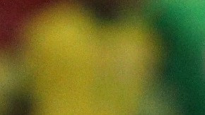 Neymar antes de marcar el penal repetido besó el balón.