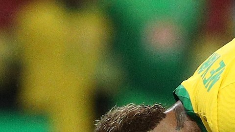 Neymar antes de marcar el penal repetido besó el balón.