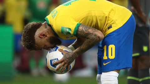 Neymar antes de marcar el penal repetido besó el balón.