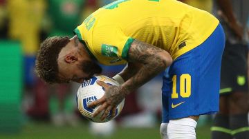 Neymar antes de marcar el penal repetido besó el balón.