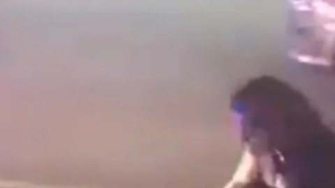 No me dejes sola, grita mujer mientras carga el cuerpo de su hijo de tres años