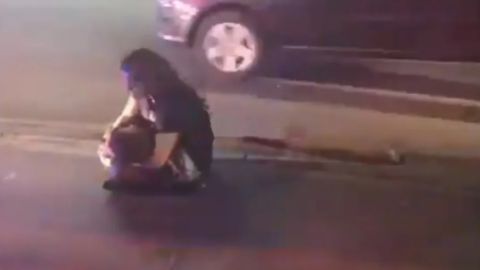 No me dejes sola, grita mujer mientras carga el cuerpo de su hijo de tres años