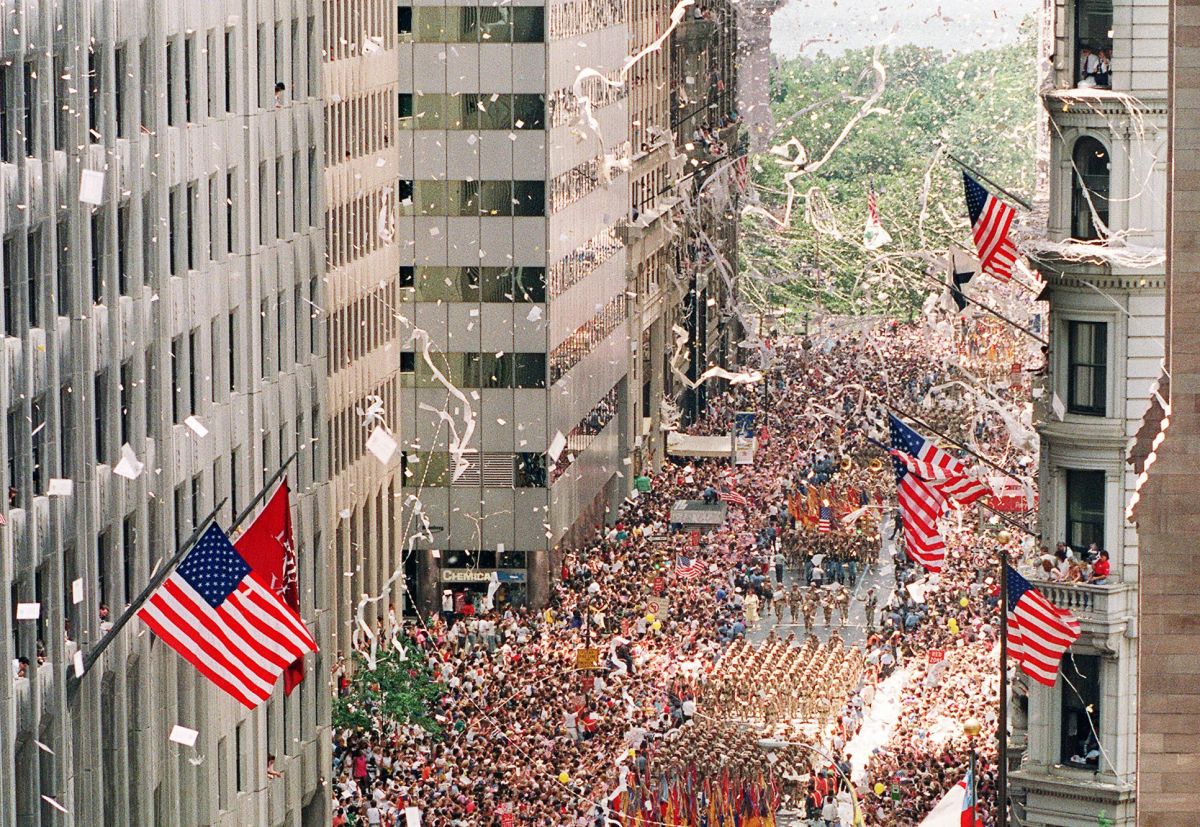Los desfiles por el Cañón de los Héroes se han realizado por generaciones, como este para festejar el retorno de los veterados tras la Guerra del Golfo en junio de 1991.