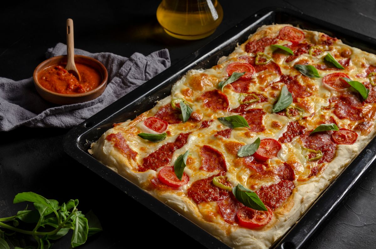 La primera vez que se sirvió este único estilo de pizza, fue en 1946 en un establecimiento llamado Buddy's Pizza ubicado en Detroit, Michigan.