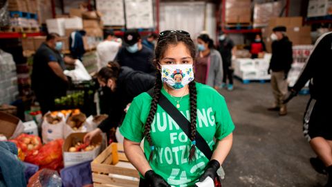 Heidy Animas cuando trabajaba como voluntaria repartiendo comida en una iglesia en El Bronx, que solo en mayo del 2020 había perdido a más de 40 feligreses por el COVID-19.
