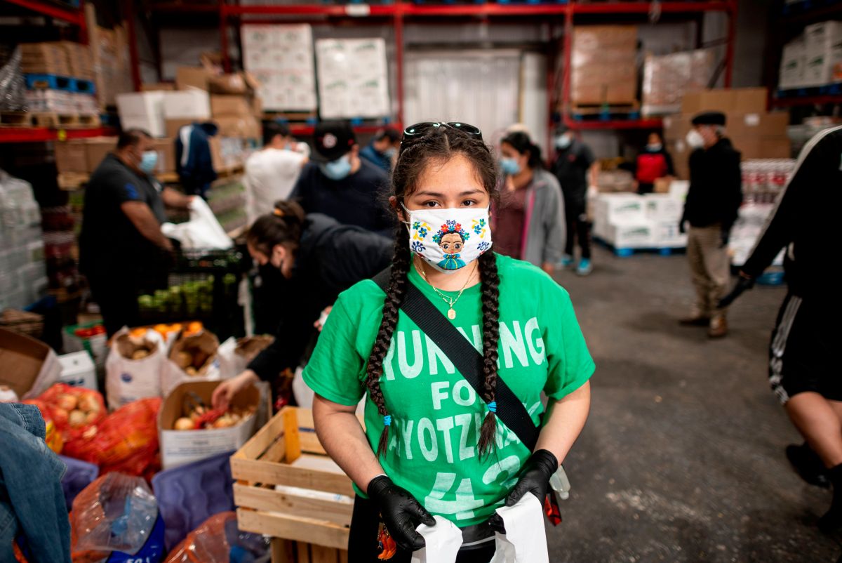 Heidy Animas cuando trabajaba como voluntaria repartiendo comida en una iglesia en El Bronx, que solo en mayo del 2020 había perdido a más de 40 feligreses por el COVID-19. 