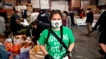Heidy Animas cuando trabajaba como voluntaria repartiendo comida en una iglesia en El Bronx, que solo en mayo del 2020 había perdido a más de 40 feligreses por el COVID-19.
