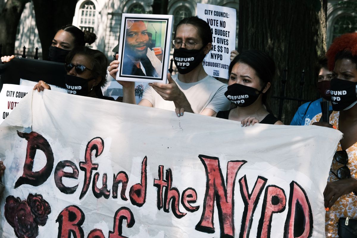 Activistas, y familiares de muertos a manos de policías, protestaron en las afueras del Concejo Municipal para exigir que hicieran más recortes al presupuesto del NYPD.