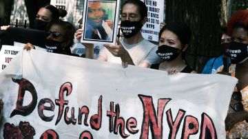 Activistas, y familiares de muertos a manos de policías, protestaron en las afueras del Concejo Municipal para exigir que hicieran más recortes al presupuesto del NYPD.