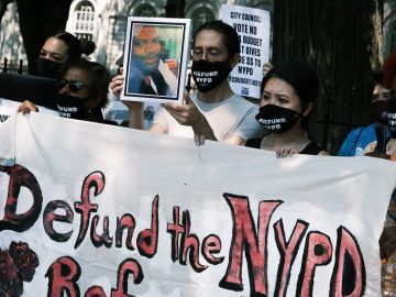 Activistas, y familiares de muertos a manos de policías, protestaron en las afueras del Concejo Municipal para exigir que hicieran más recortes al presupuesto del NYPD.