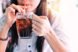 Las bebidas sin azúcar están reemplazando a los refrescos dietéticos, descubre si son mejores para la salud
