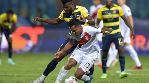 Perú y Ecuador empataron 2-2 en un partido intenso hasta el final.