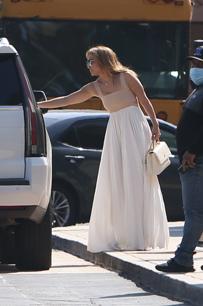 Jennifer López se pasea feliz por las calles de Los Ángeles.