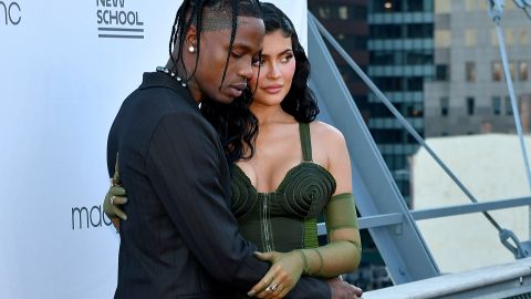 Los famosos le dedicaron tiernos y emotivos mensajes a los padres en su día, entre ellos Kylie Jenner a Travis Scott.