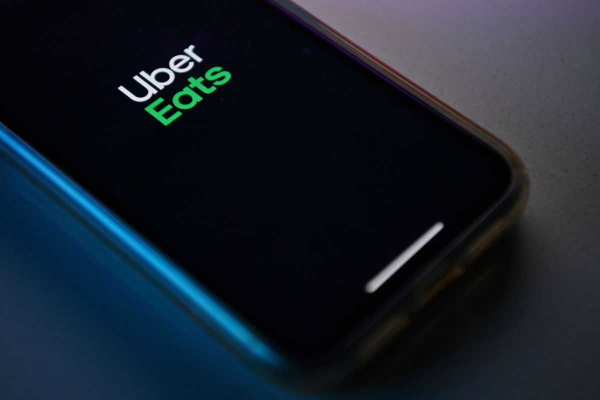 Repartidor de Uber Eats llora por recibir modesta propina tras viaje de una hora y su video se viraliza