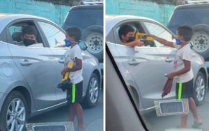 VIDEO: Conmueve niño que regala juguete a pequeño que limpiaba su auto