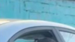 VIDEO: Conmueve niño que regala juguete a pequeño que limpiaba su auto
