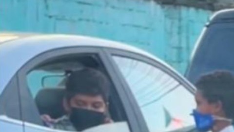 VIDEO: Conmueve niño que regala juguete a pequeño que limpiaba su auto