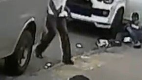 VIDEO: Momento exacto que sicario dispara a hombre frente a 2 niños en Nueva York