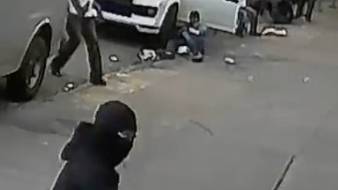 VIDEO: Momento exacto que sicario dispara a hombre frente a 2 niños en Nueva York