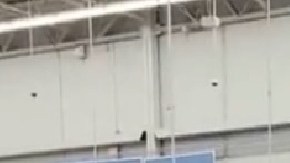 VIDEO: Sujeto intenta patear a joven dentro de Walmart y le lanza insultos racistas