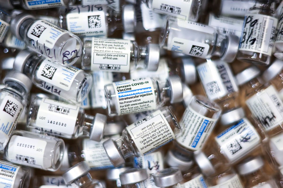 Vacunas de Johnson & Johnson podrían terminar en la basura este mes.