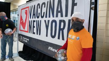 El gobernador Cuomo estima que esta semana se alcanzará la meta de vacunación en Nueva York.