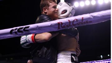 "Canelo" Álvarez y "JC" Chávez entregaron un momento emotivo y único en la historia del boxeo.