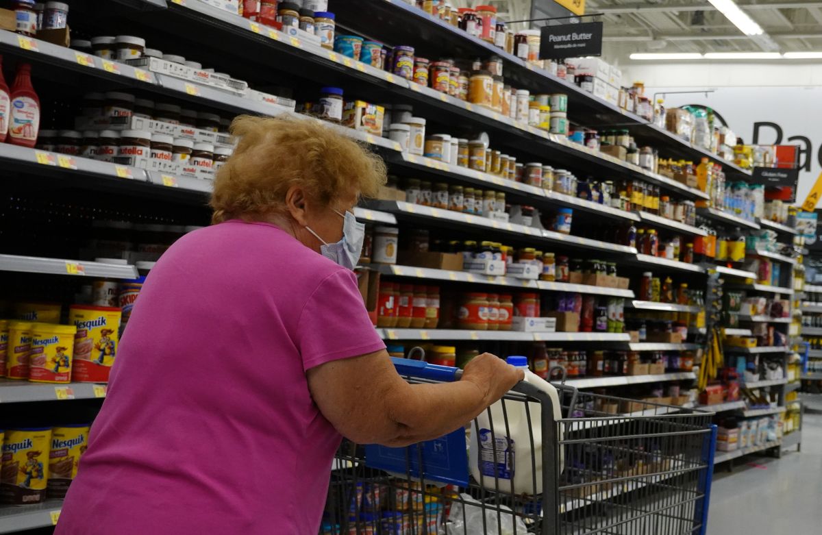 Afectados por la medida piden que la jefa de gobierno de la CDMX interceda ante Walmart para que les regresen sus empleos.