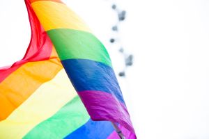 El significado detrás de los colores de la nueva bandera LGBTQ