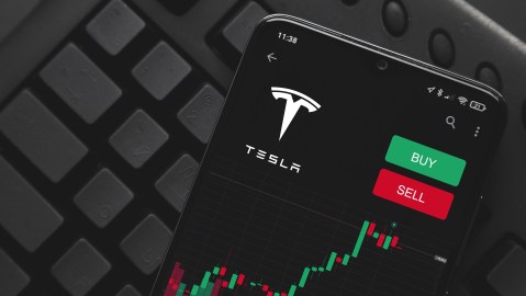 Bebé gasta $10 mil en app de Tesla