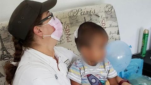 Migrantes abandonan a bebé de dos años en carretera de Veracruz, México