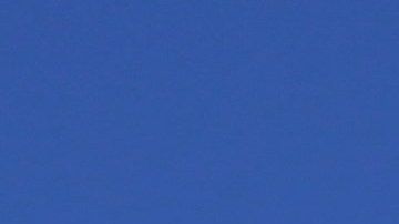 Pareja cae desde un balcón