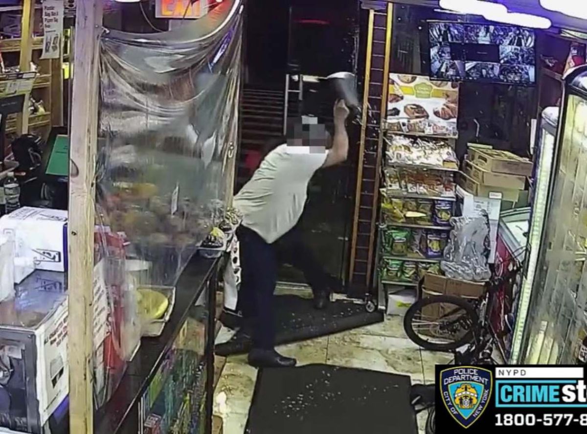 Trabajador anciano golpeado brutalmente por ladrones de cerveza en bodega de Nueva York