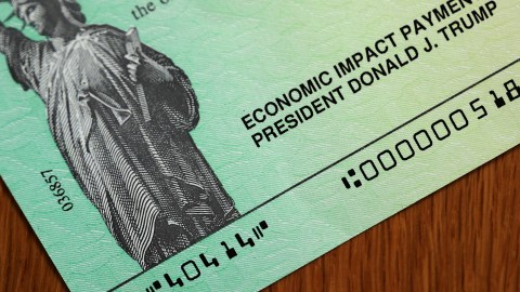 La encuesta, de poco menos de 4,000 personas, preguntó: "Si obtienes un cheque de estímulo, ¿cómo lo usarías?".