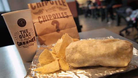 Por si esto fuera poco, Chipotle acaba de aumentar los precios del menú en aproximadamente un 4%.