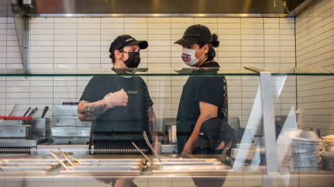 Chipotle's está intentando atraer mano de obra ofreciendo salarios más altos.